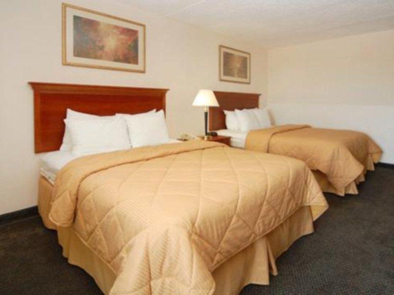 Baymont Inn & Suites Clearwater Bagian luar foto